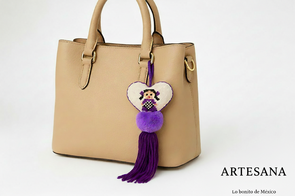 Llavero Corazón Otomí - Blanco con Morado y Violeta. *No incluye la bolsa